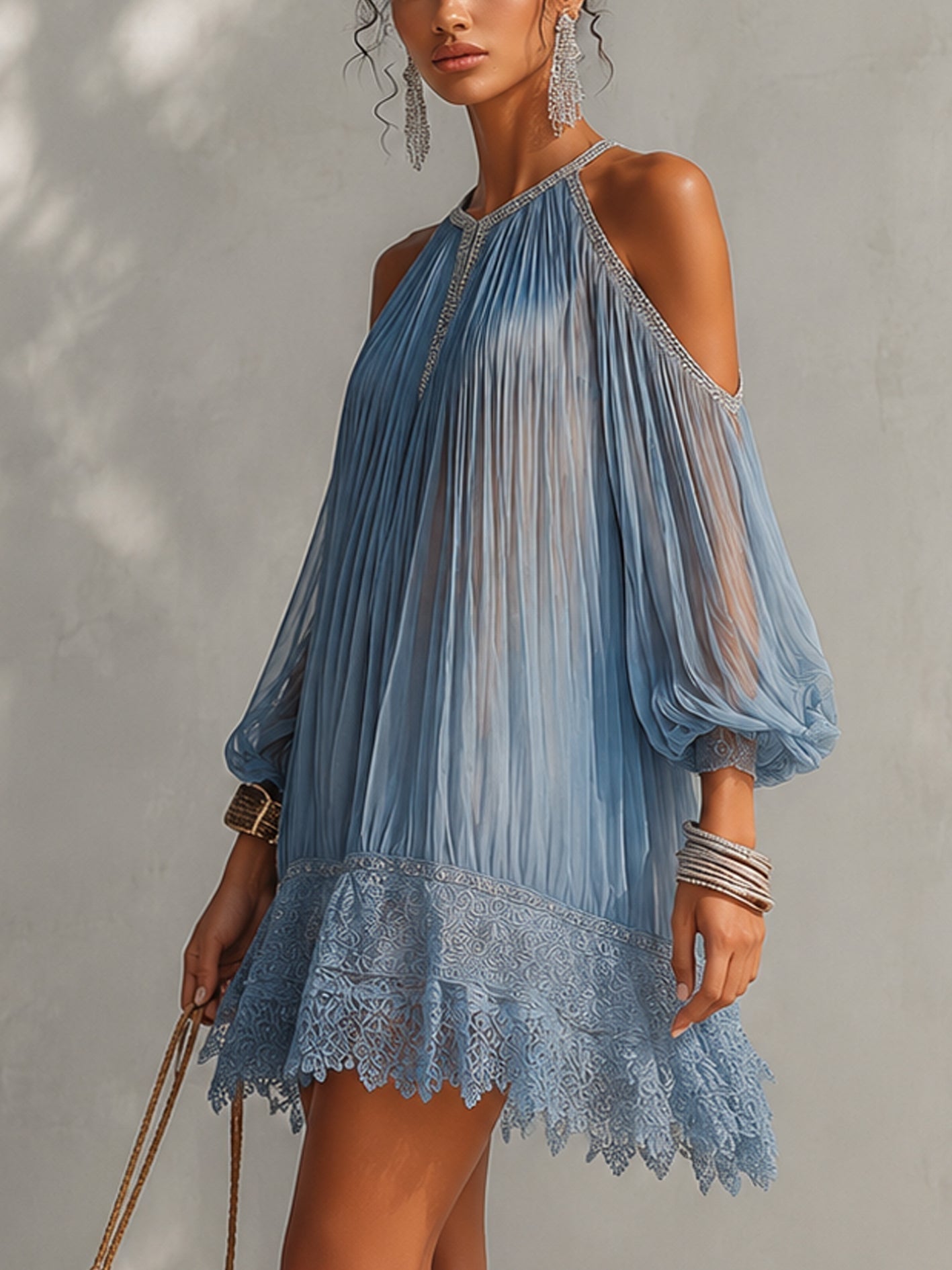 Céleste | Mini Vestido Azul com Ombros Descobertos e Barra de Renda