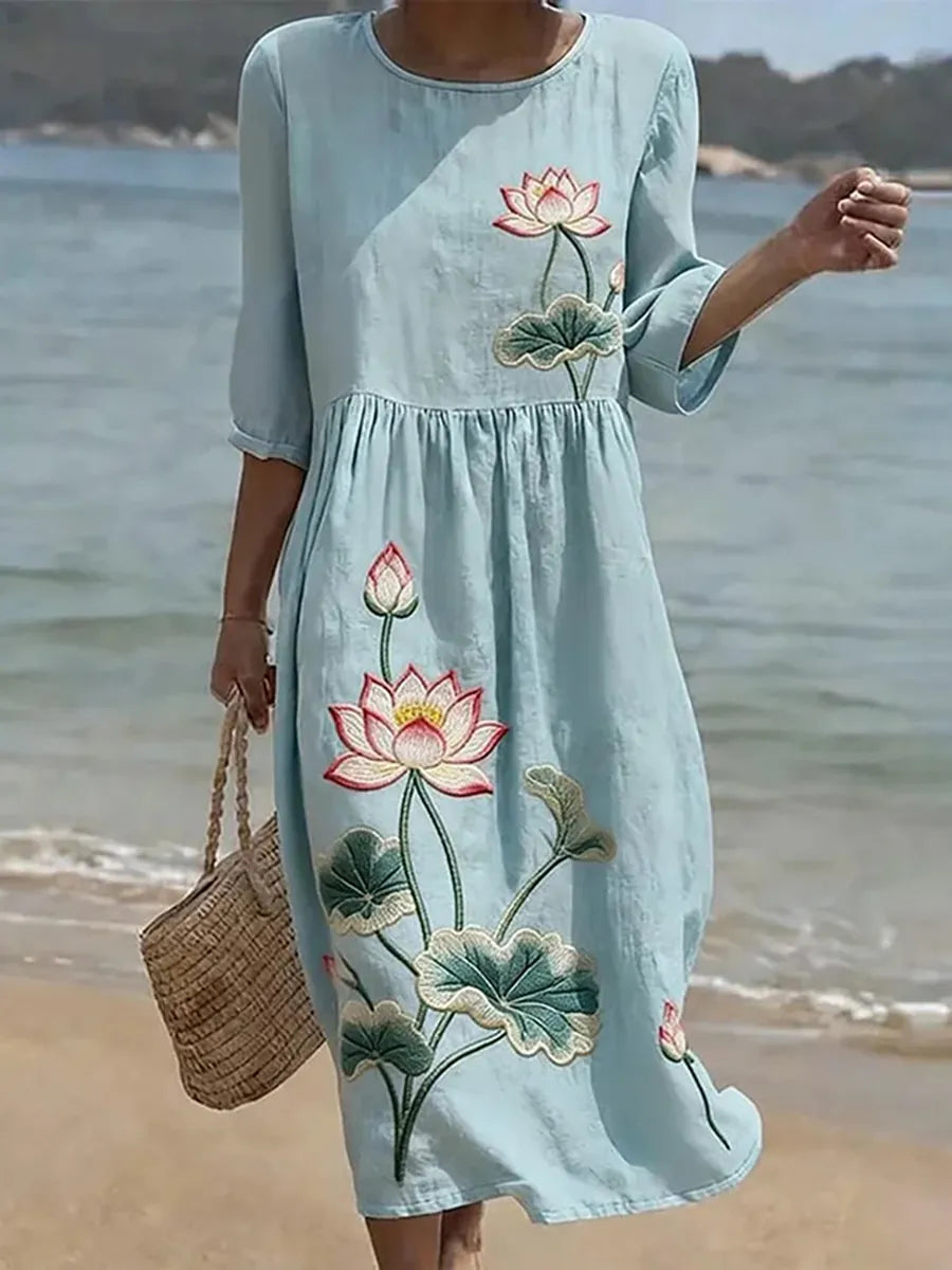 Vestido informal de mulher com estampado floral.