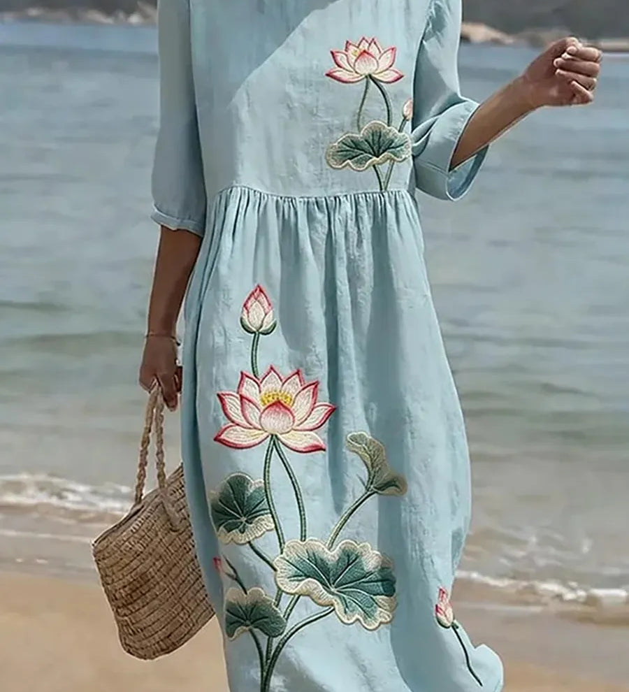 Vestido informal de mulher com estampado floral.