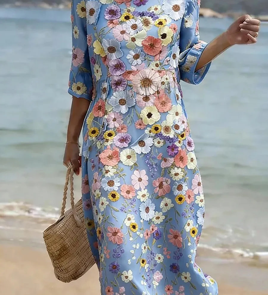 Vestido informal de mulher com estampado floral.