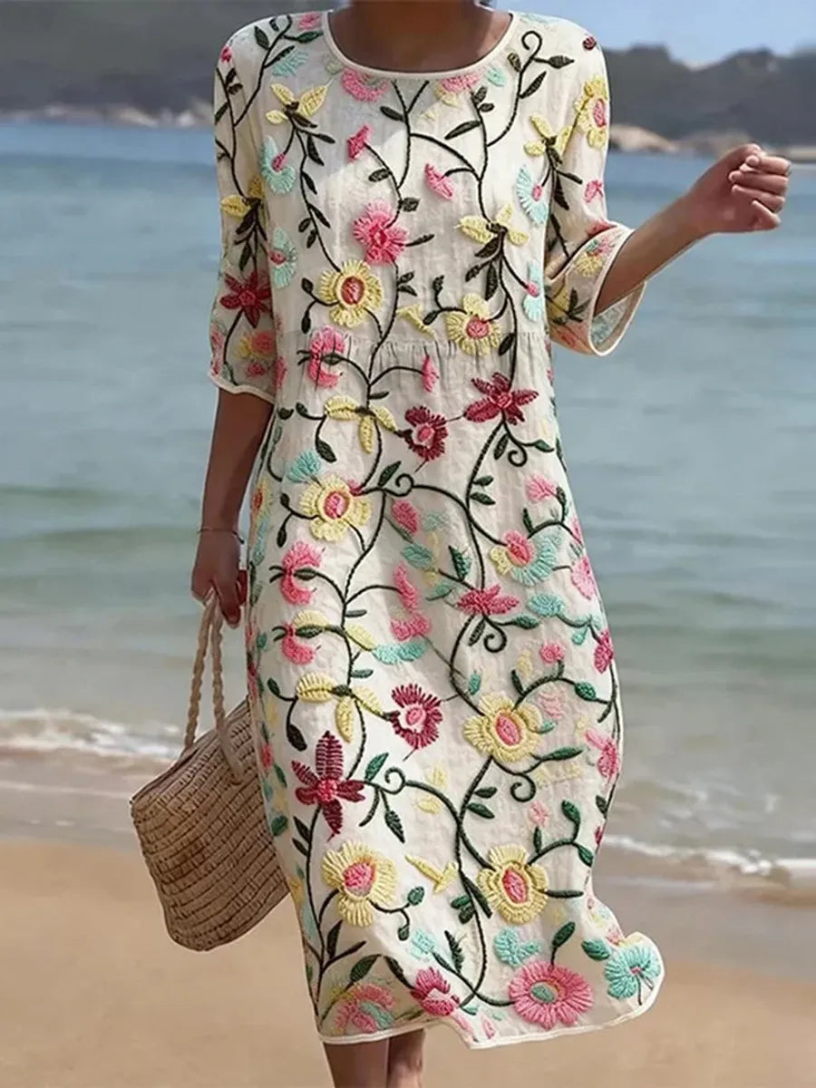 Vestido casual de mulher com estampado floral.