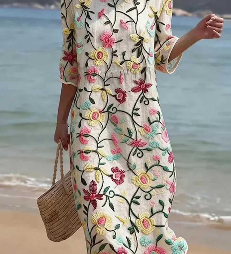 Vestido casual de mulher com estampado floral.