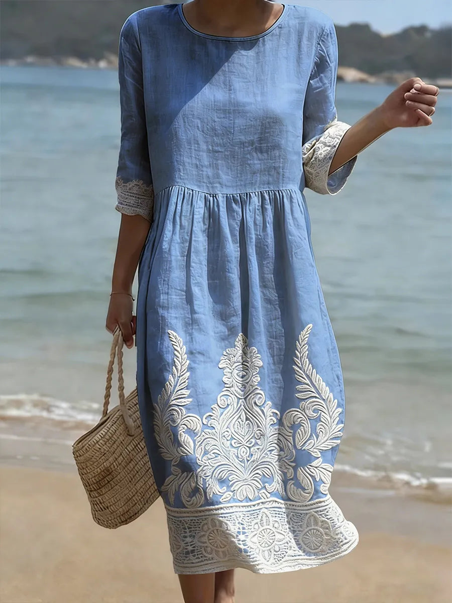 Vestido informal de mulher com estampado floral.