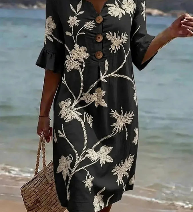 Vestido informal de mulher com estampado floral.