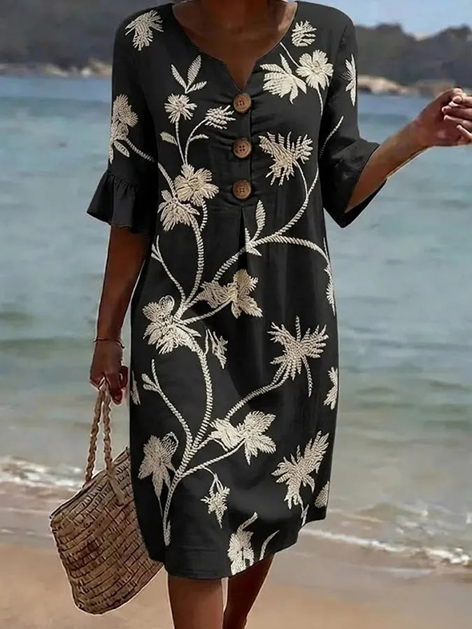 Vestido informal de mulher com estampado floral.