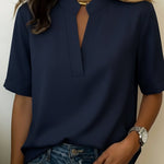 Maria | Blusa Chic com Decote em V e Detalhe Dourado