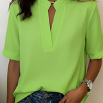 Maria | Blusa Chic com Decote em V e Detalhe Dourado