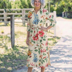 Charlotte | Vestido midi com flores e mangas curtas com botões