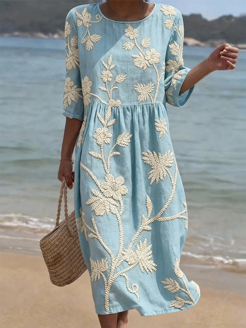Vestido informal de mulher com estampado floral.