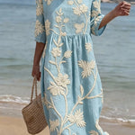 Vestido informal de mulher com estampado floral.