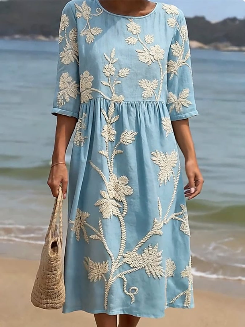 Vestido informal de mulher com estampado floral.