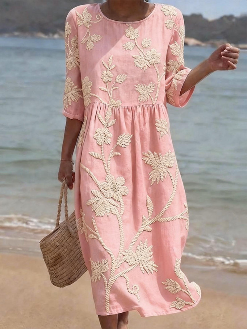 Vestido informal de mulher com estampado floral.