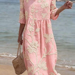 Vestido informal de mulher com estampado floral.