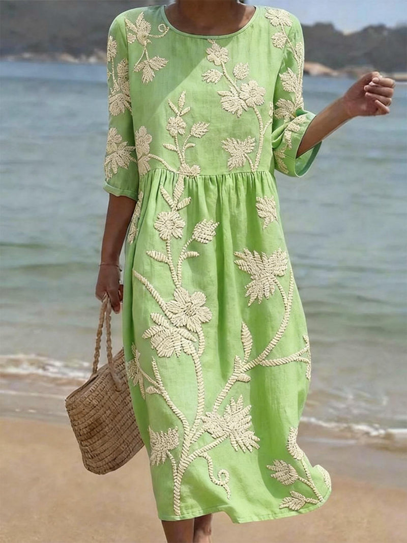 Vestido informal de mulher com estampado floral.