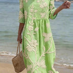 Vestido informal de mulher com estampado floral.