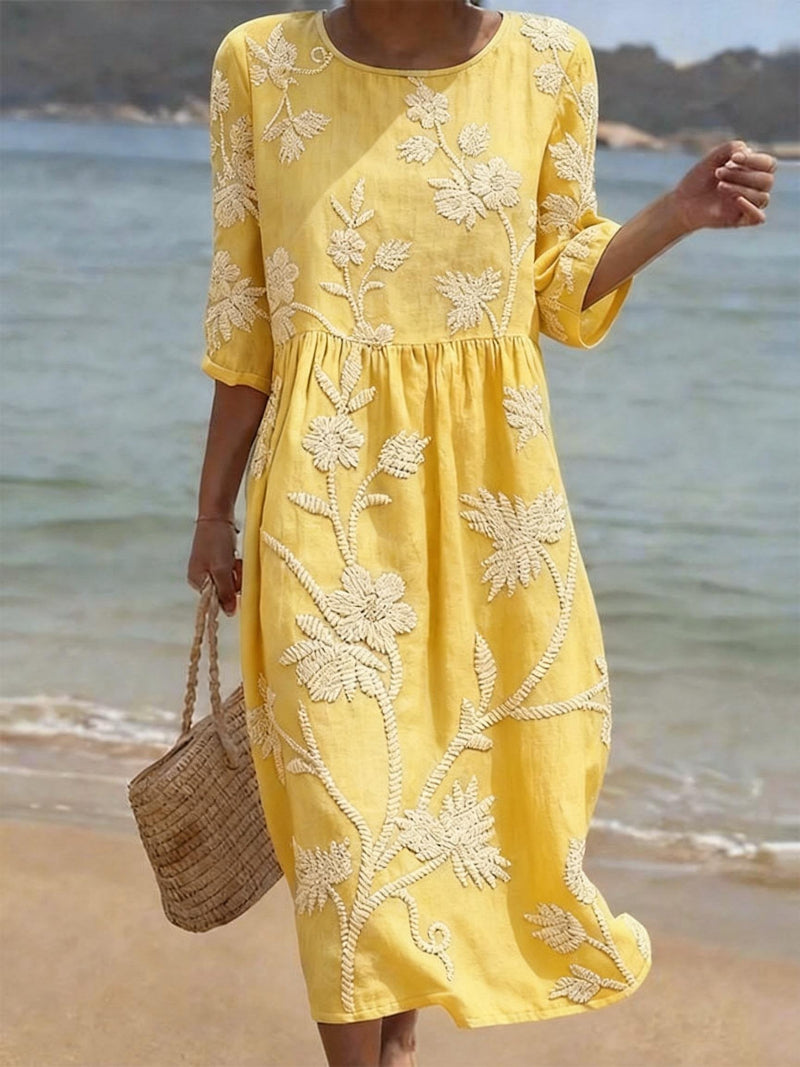 Vestido informal de mulher com estampado floral.