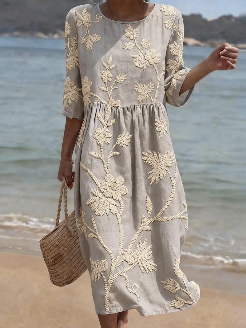 Vestido informal de mulher com estampado floral.