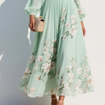 Cisella | Vestido midi em verde claro com padrão floral