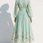 Cisella | Vestido midi em verde claro com padrão floral