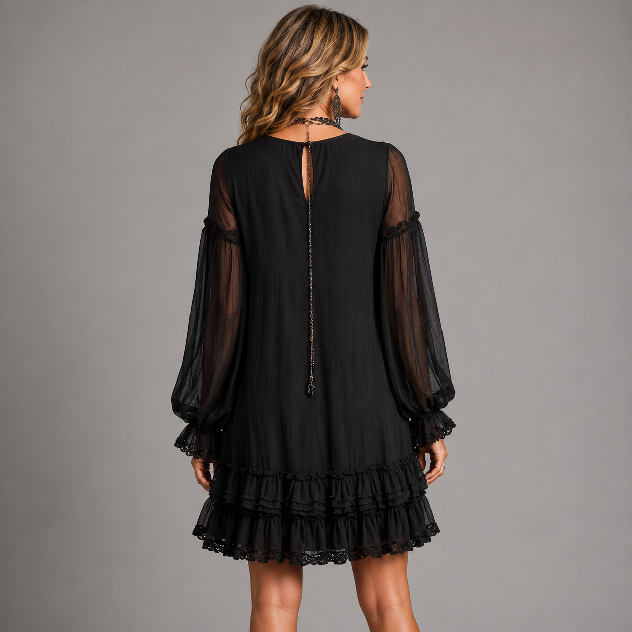 Oriana | Vestido Curto Preto com Folhos 4