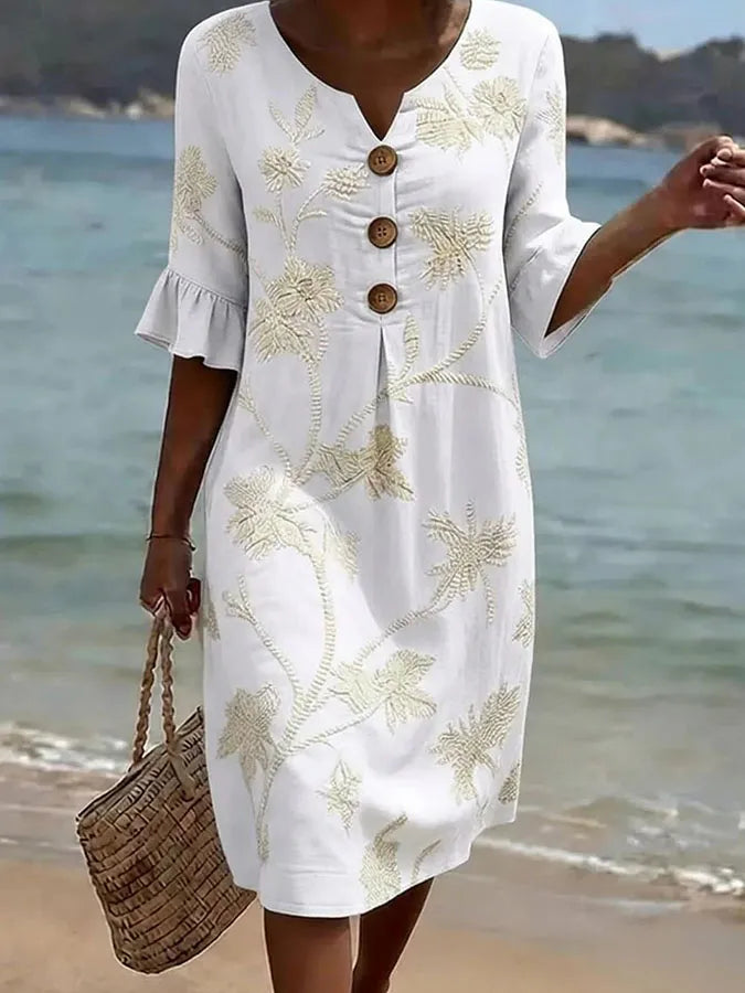 Vestido informal de mulher com estampado floral.