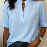 Maria | Blusa Chic com Decote em V e Detalhe Dourado
