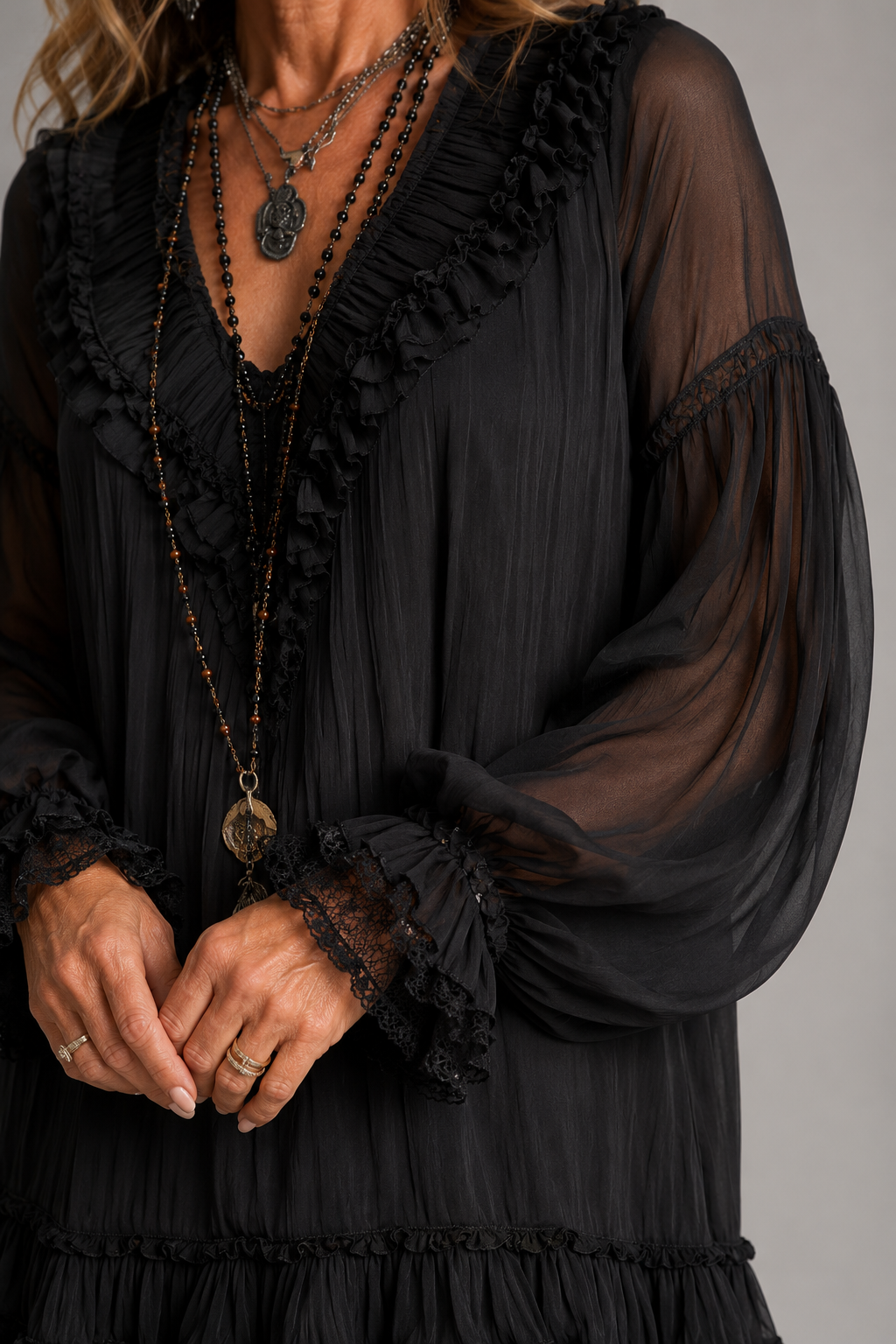 Oriana | Vestido Curto Preto com Folhos 3