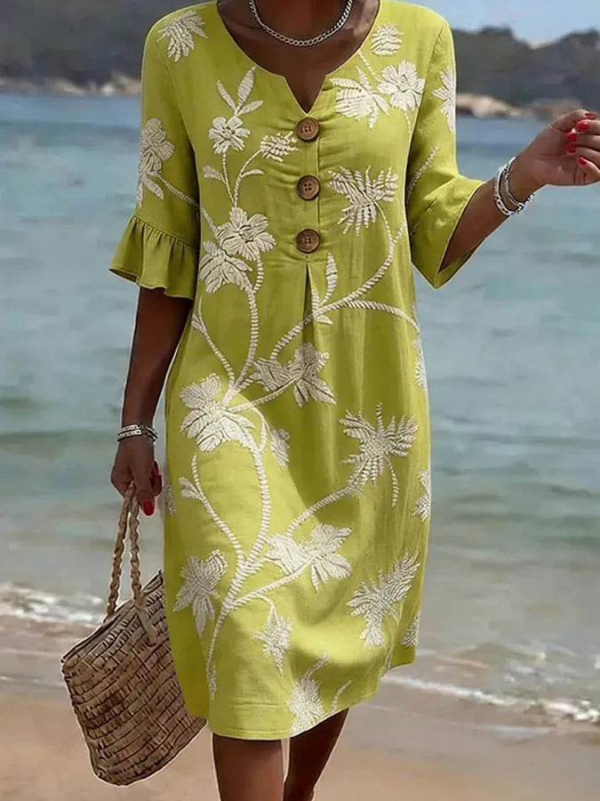 Vestido informal de mulher com estampado floral.